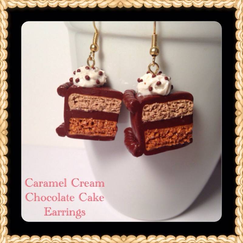 Karamell Sahne Torte Ohrringe, Polymer Clay, Kuchen Scheiben, Clay Kuchen, Schokoladen Gebäck Schmuck, Kawaii Charms, Dessert, Bäckerei, Glasur von SugarNummy