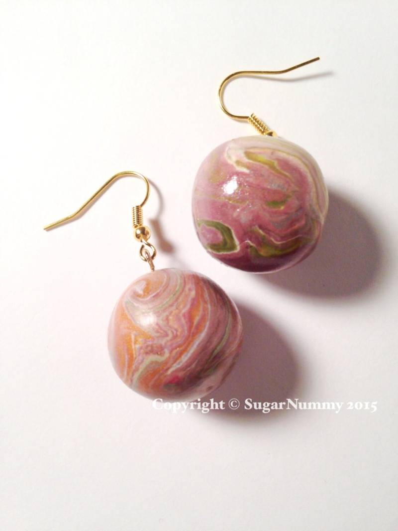 Kaugummi-Ohrringe, Polymer Clay Schmuck, Windung Muster, Ohrringe, Goldschmuck, Runde Disco-Kugel, Gold Und Pink, Cute Schmuck von SugarNummy