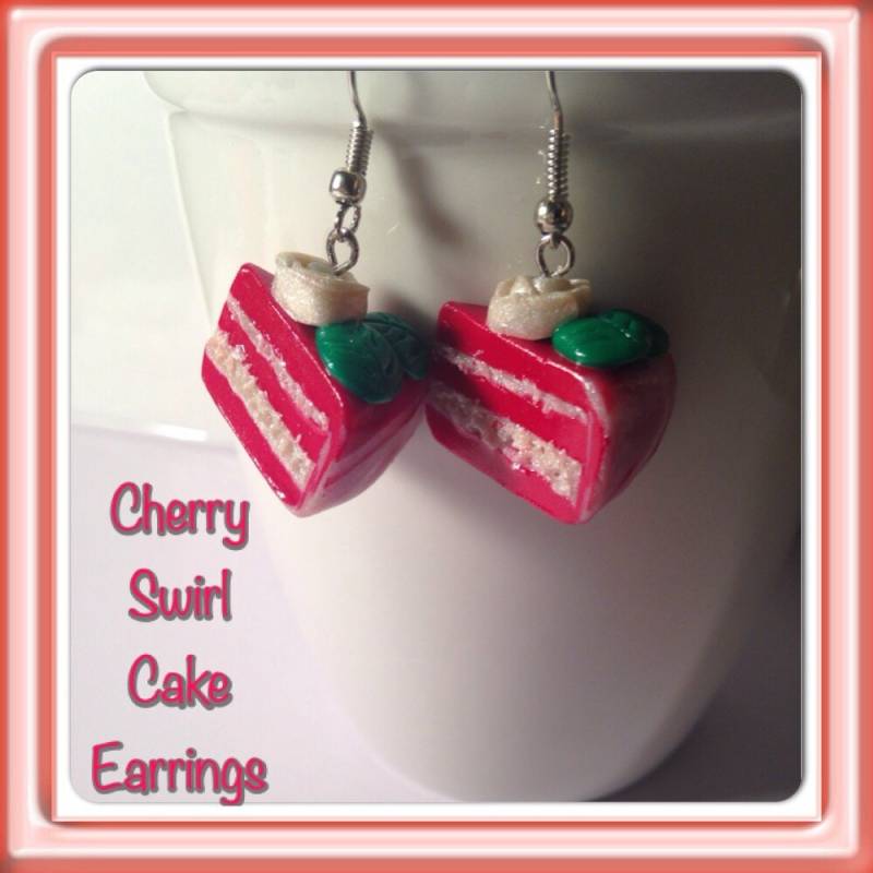 Kirsche Kuchen Ohrringe, Tortenstücke, Polymer Clay, Kawaii Clay Charms, Silber Rosen Schmuck, Kleine Lebensmittel, Bärchen, Blumen von SugarNummy