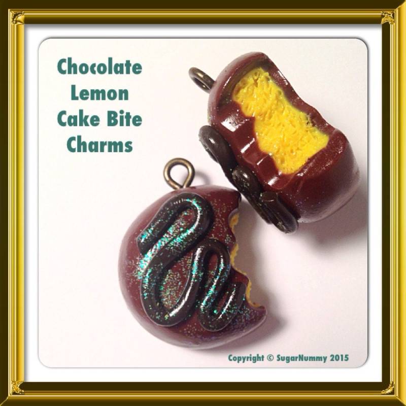 Kuchen Bite Anhänger, Schokoladenkuchen, Fimo, Kawaii Ton Schokoladenglasur, Süßigkeiten Schmuck, Kleine Essen, Bäckerei von SugarNummy