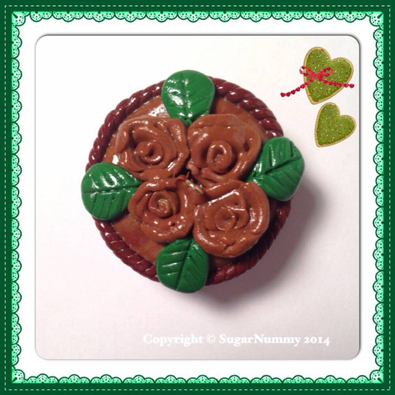 Kuchen Charm, Schokoladenkuchen, Blumentorte, Miniaturbäckerei, Winziges Tonessen, Kawaii-Tonkuchen, Schokoladenrosen, Kuchenanhänger, Blattschmuck von SugarNummy