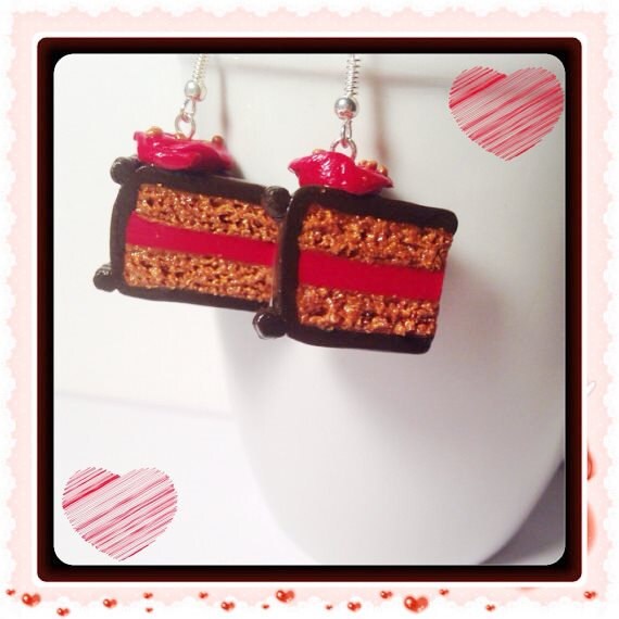 Kuchen Ohrringe, Schokoladen Kuchen, Polymer Clay Essen, Essen Schmuck, Karamell Blumen Kawaii Charms, Miniatur Bäckerei, Zuckerguss von SugarNummy