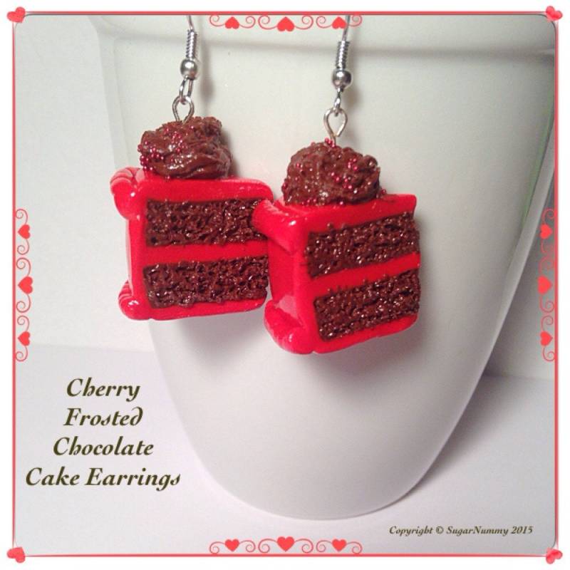 Kuchen Ohrringe, Schokoladen Kuchen, Schmuck, Anhänger Aus Polymer Clay, Kirschen Zuckerguss, Silber Miniatur Bäckerei, Kleine Ton Kawaii von SugarNummy