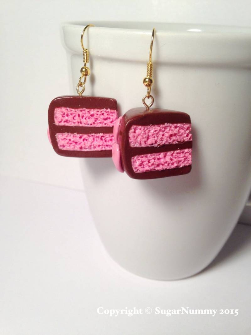 Kuchen Ohrringe, Schokoladenkuchen, Fimo Kuchen, Kawaii Clay Charms, Herz Schmuck, Kleine Ton Essen, Dessert Gold Gebäck von SugarNummy