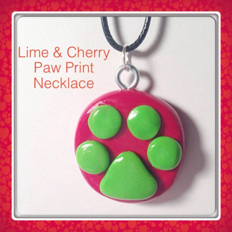 Polymer Clay Grün & Rote Pfotenabdruck Halskette Tier, Haustier, Niedlich, Hund, Katze, Welpe, Rettung, Kawaii, Pfote von SugarNummy