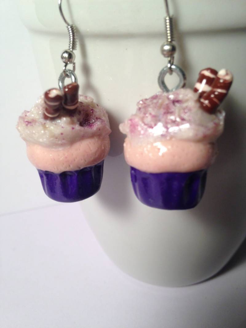 Polymer Clay Schimmernde Mattierte Vanille Cupcakes Mit Schokolade Ohrringe - Lila Cupcake Schmuck Miniatur Lebensmittel Glasur von SugarNummy
