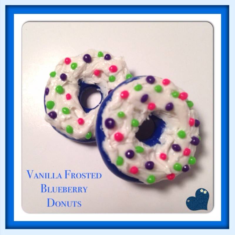 Polymer Clay Vanille Matt Blueberry Donuts - Kawaii Charms Streuseln Dollhouse-Essen-Dessert Zu Skalieren von SugarNummy