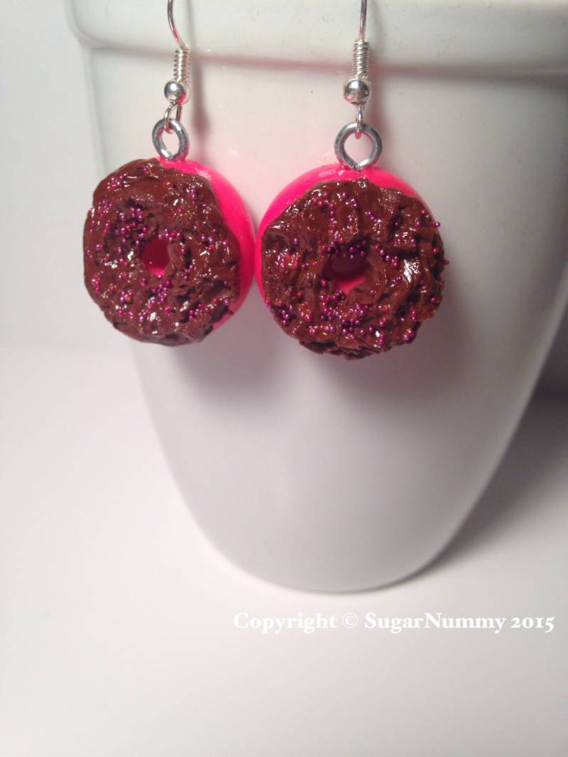 Rosa Donut Ohrringe, Schokolade Frosted, Kleine Ton Lebensmittel, Polymer-Ton, Kawaii Anhänger, Mini Donuts, Schmuck, Silber Ohrringe von SugarNummy