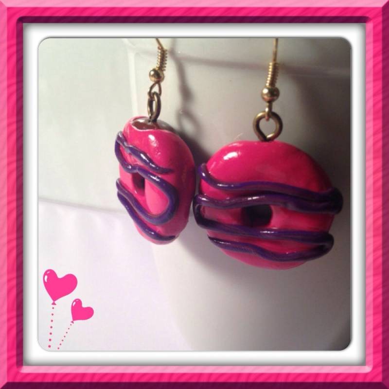 Rosa Donut Ohrringe, Schokoladen Donuts, Cherry Frosted Polymer Clay, Kawaii Clay Anhänger, Gold Lila Schmuck von SugarNummy