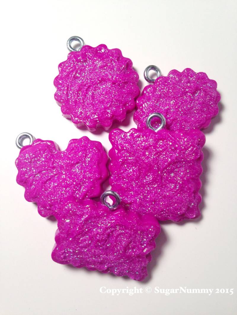 Rosa Gefrostete Cookie Charms, Dunkel Rosa Schmuck, Kawaii Ton Anhänger, Polymer Clay, Kekse, Silber Winzigen Ton, Lebensmittel, Mini von SugarNummy