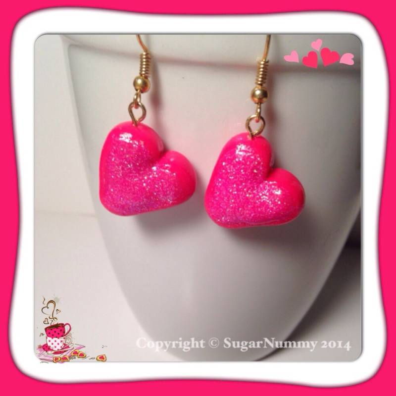 Rosa Herz Ohrringe, Glitter-Herzen, Polymer Clay, Kawaii Clay Charms Geformt, Heiße Schmuck, Winzigen Ton, Gold Ohrringe von SugarNummy