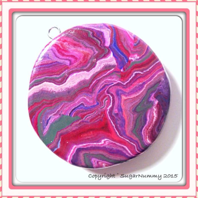 Rosa Marmor Charm, Rosa Anhänger, Swirly Muster, Polymer Clay, Kawaii Clay Charms, Statement Stück, Lila von SugarNummy