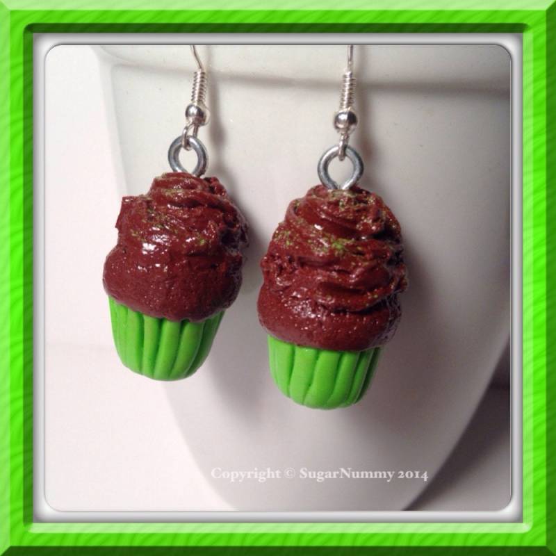Schokolade Minze Cupcake Ohrringe, Schokolade, Polymer-Ton, Kawaii Clay Charms, Silber Limettengrüner Schmuck, Essen Aus Ton, Winziger Ton von SugarNummy