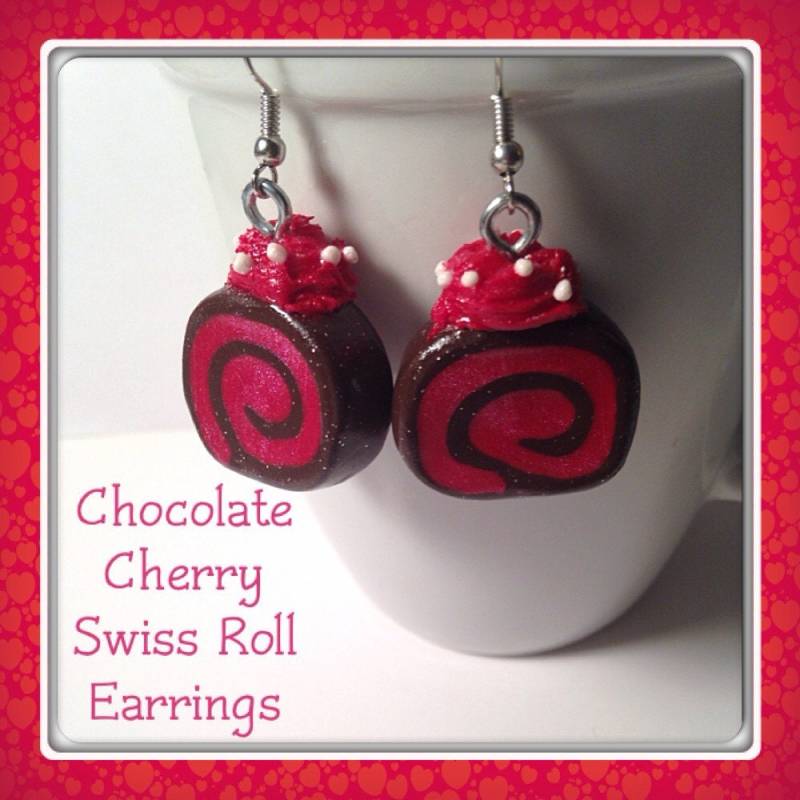 Schweizer Roll Ohrringe, Schokolade Kawaii Clay Charms, Polymer Clay, Cookie Bäckerei Geschenk, Kirsche, Silber Ohrringe von SugarNummy