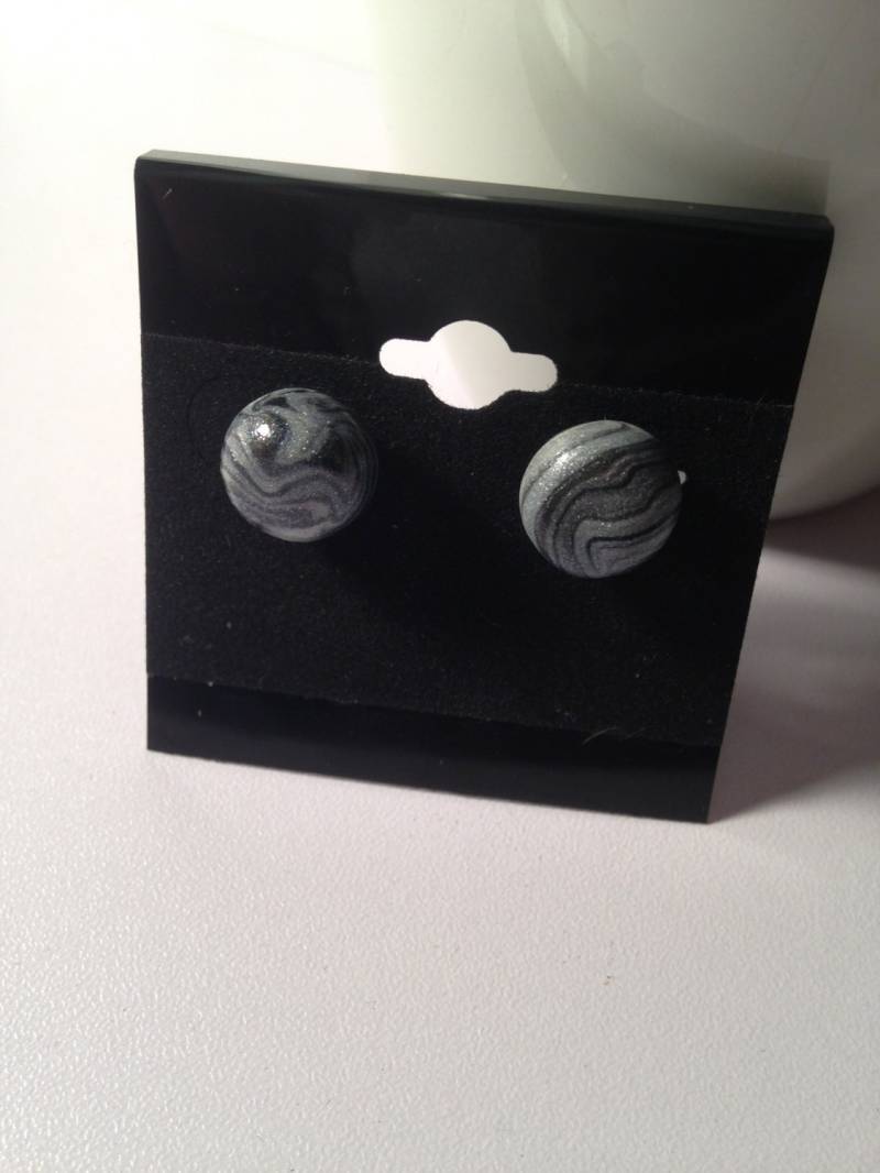 Silber Ohrstecker, Schmuck, Kawaii Ton Anhänger, Polymer-Ton, Ohrringe Aus Ton, Grauer Schwarze Ohrringe, Winziger Swirl Muster von SugarNummy