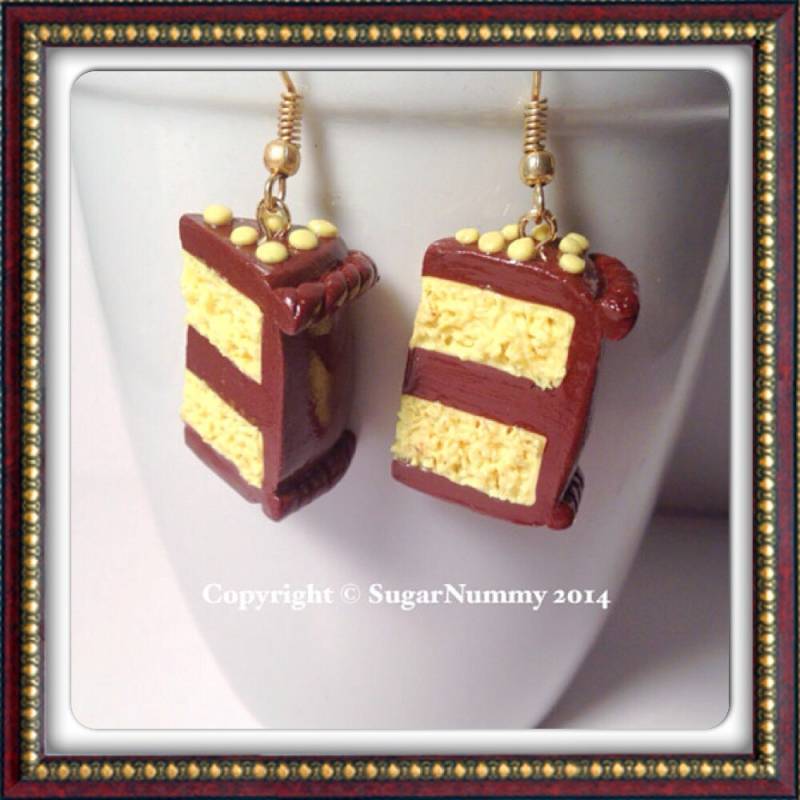 Zitronen Kuchen Ohrringe, Schokoladen Kuchen, Kawaii Ton Anhänger, Miniatur Essen, Dessert Schmuck, Polymer Clay, Gold Kleine Tortenstück von SugarNummy