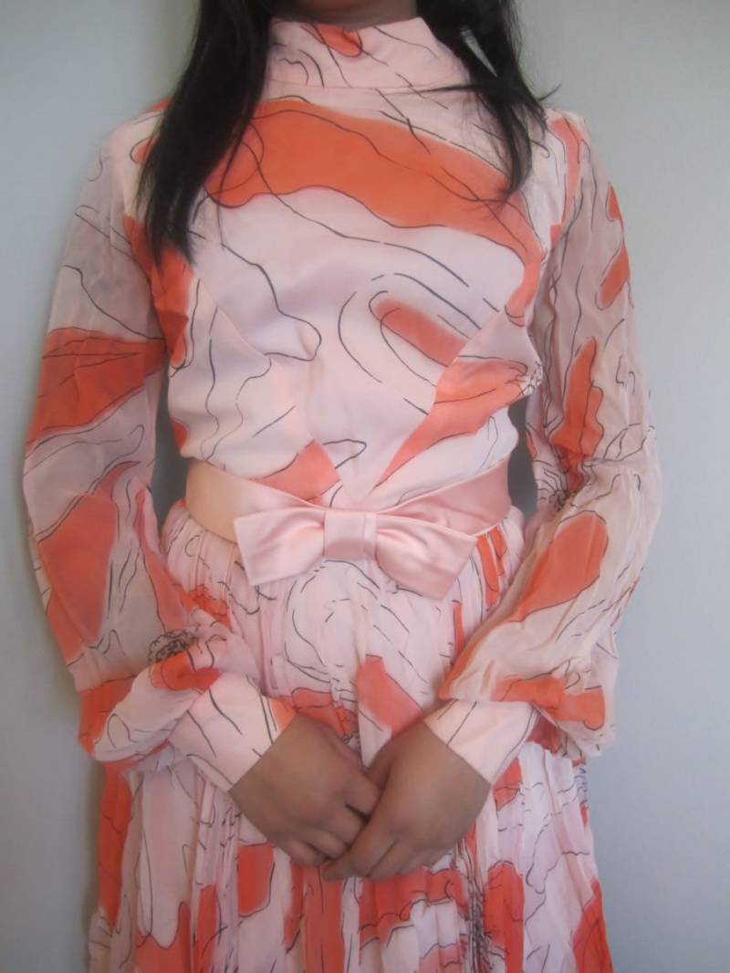 1960Er Jahre Peachy Pink/Floral Abstrakt Party-Kleid Mit Hübsch Satin Schleife. Schiere. Fließende Und Anspruchsvolle von SugarSpunVintage