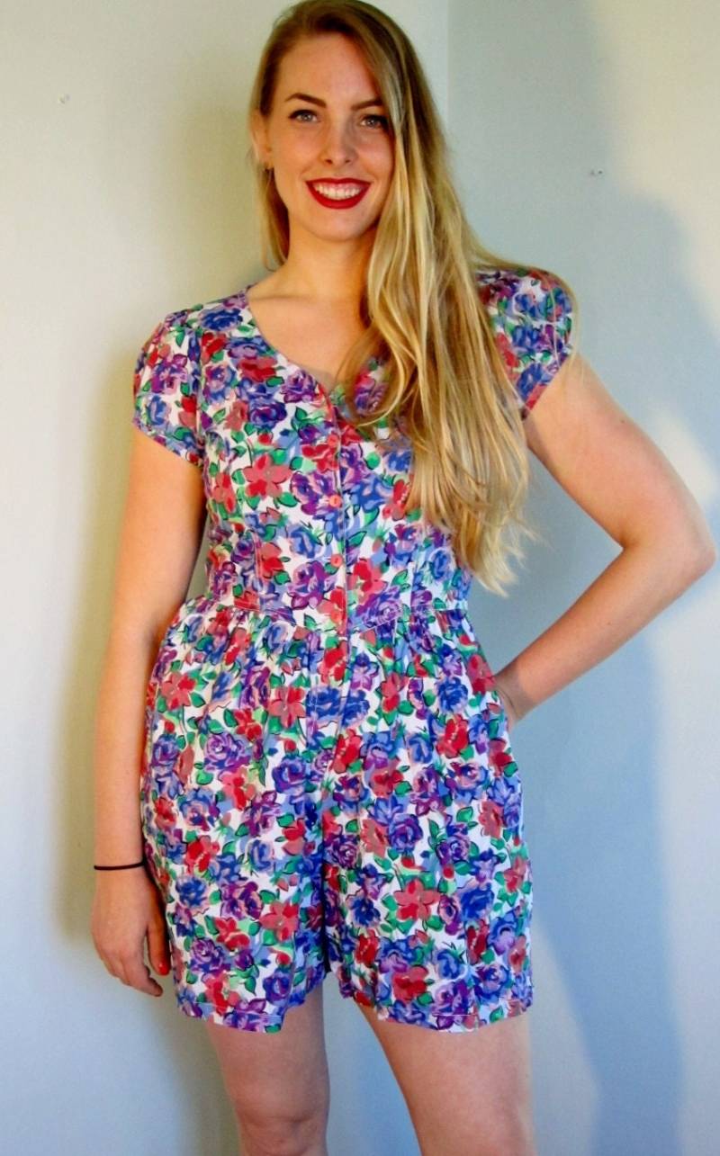 Vintage 90S Blumen Strampler Mit Kurzen Puffärmeln, Taschen Und Bindeband Hinten Grösse S/M von SugarSpunVintage