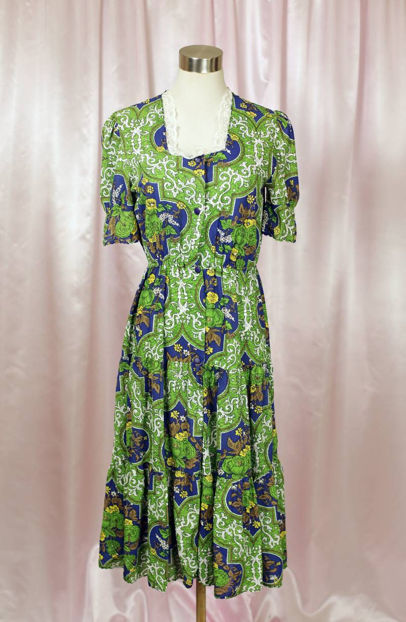 60Er Jahre Floral Midi Kleid, Grünes Kleid Mit Spitzendetail Und Knopfleiste Vorne von Sugarcanethelabel