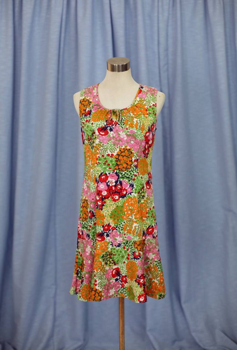60Er Jahre Mod Orange, Pink, Grün Und Rot Regenbogen Floral Print Mini Kleid Mit Rüschen von Sugarcanethelabel