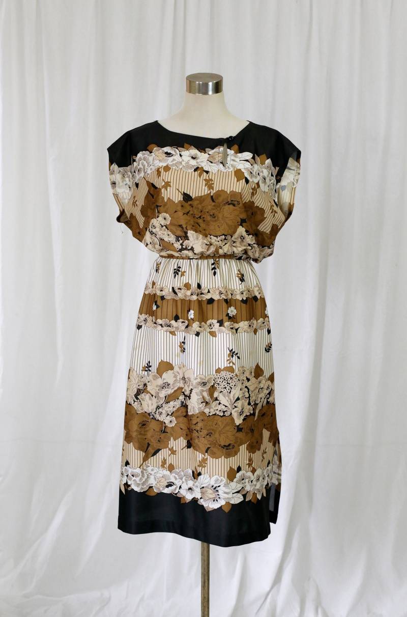 70Er Jahre Braun Und Creme Gestreiftes Sommerkleid von Sugarcanethelabel