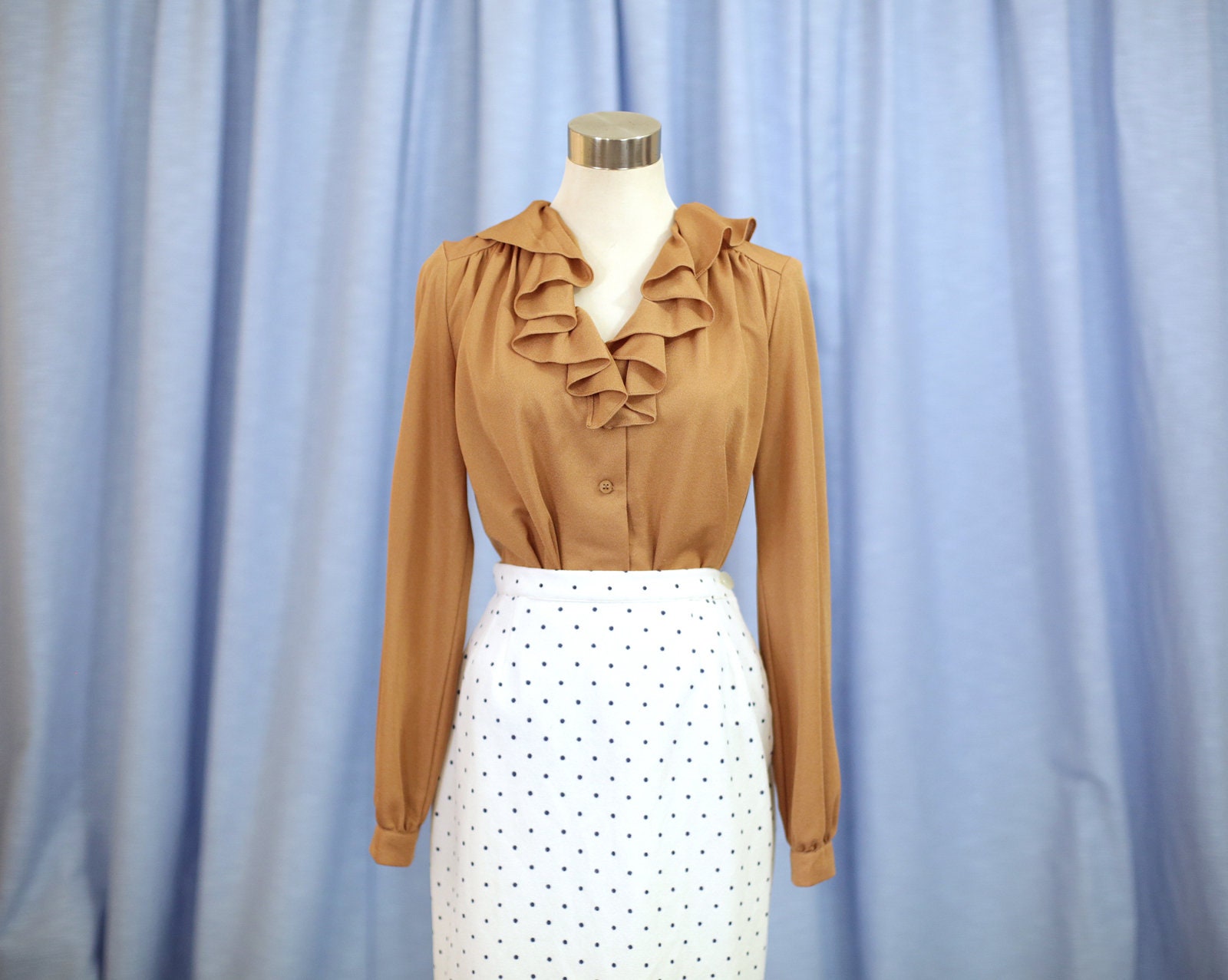 Braunes Senf-Button-Up-Shirt Mit Rüschenkragendetail von Sugarcanethelabel