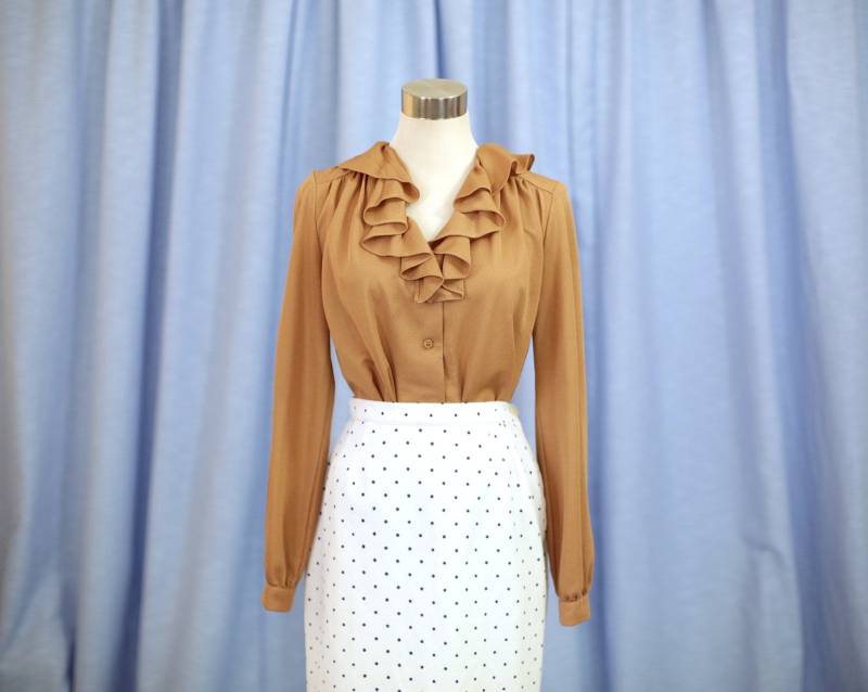 Braunes Senf-Button-Up-Shirt Mit Rüschenkragendetail von Sugarcanethelabel