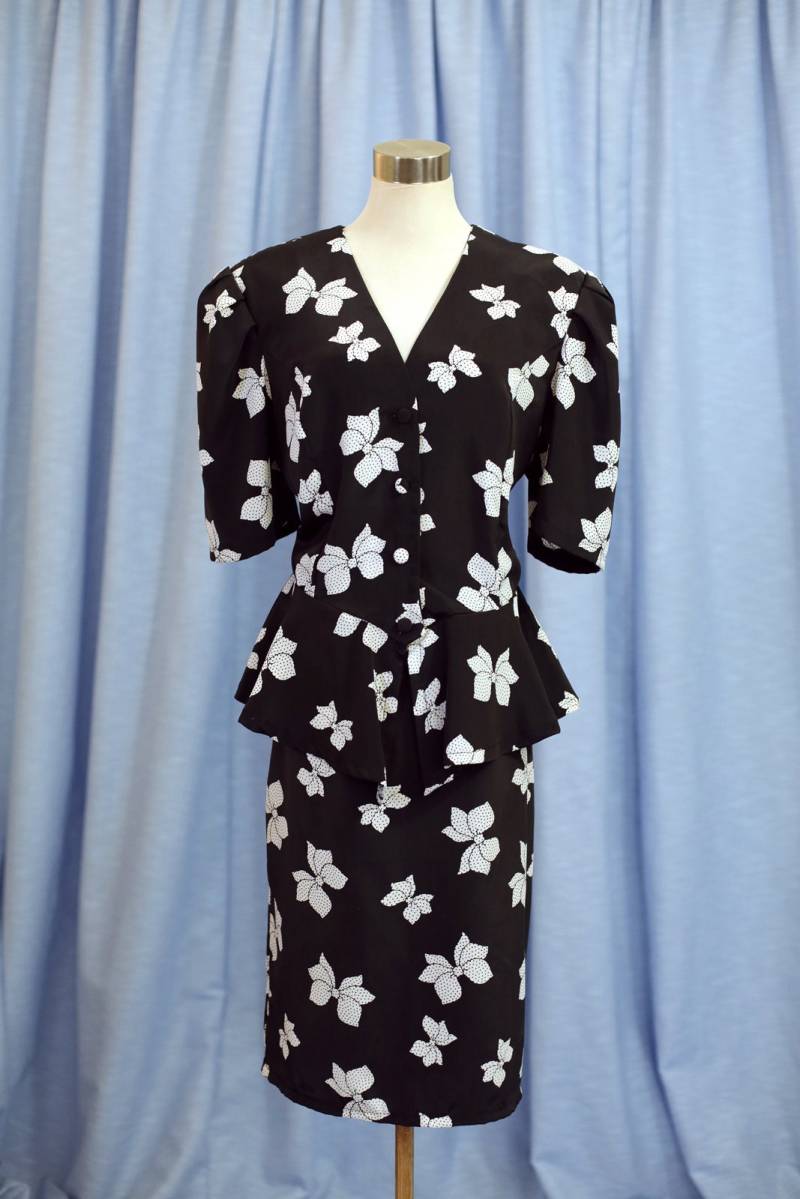 Schwarz-Weißer 80Er Jahre Schluppenanzug Mit Passendem Top Puffärmeln von Sugarcanethelabel