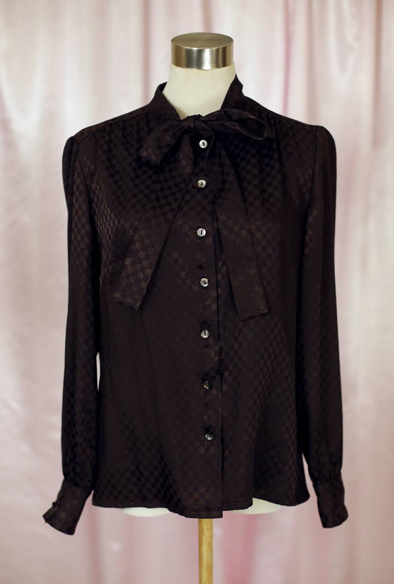 Seidige Braune Bluse Mit Schleife Im Stil Der 70Er Und 80Er Jahre von Sugarcanethelabel