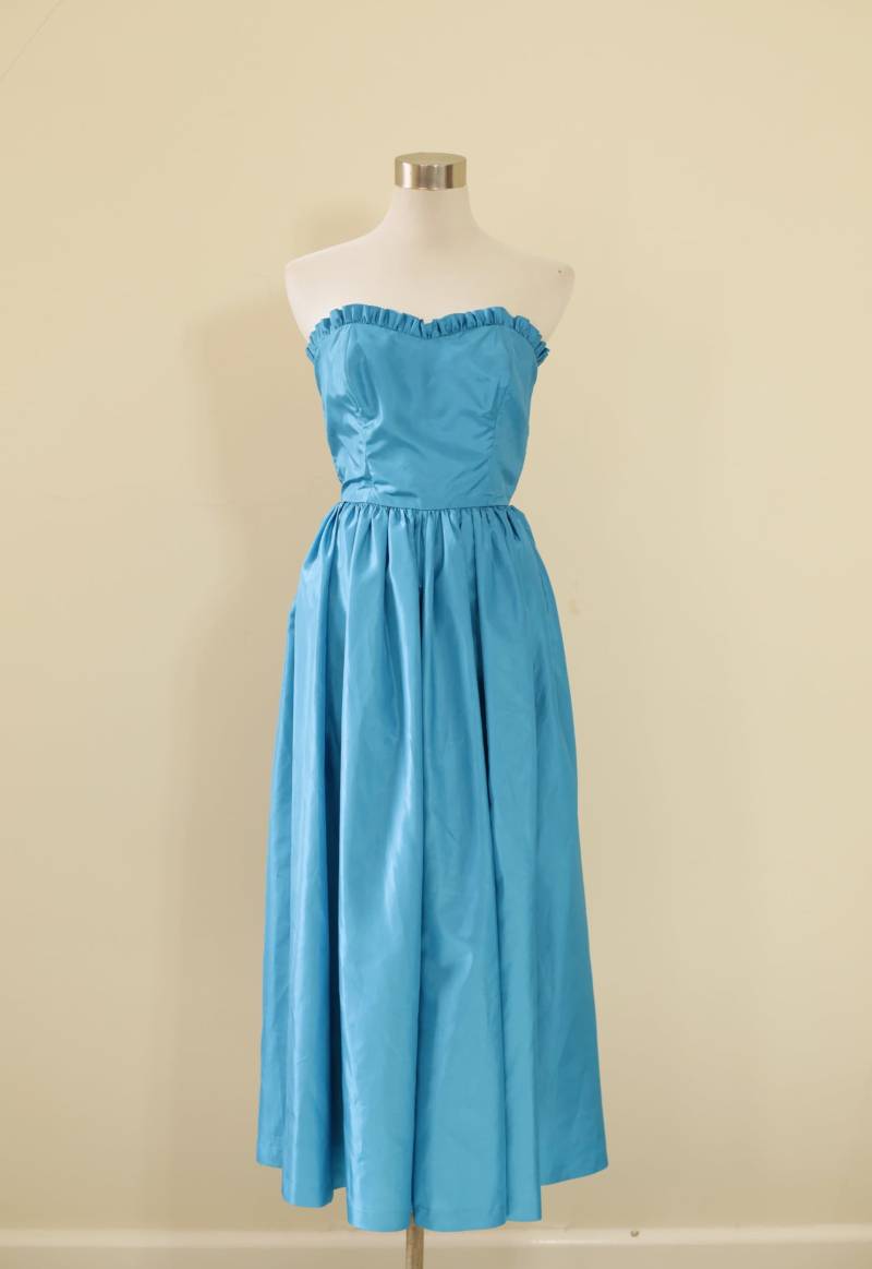 Vintage 60Er Jahre Abendkleid Mit Rüschendetail Und Knopfleiste Hinten von Sugarcanethelabel