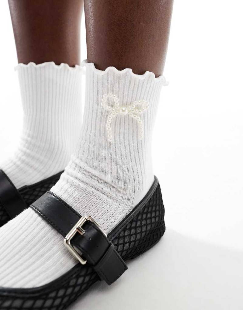 SUI AVA - Knöchelsocken in Weiß mit Perlenschleife von Sui Ava