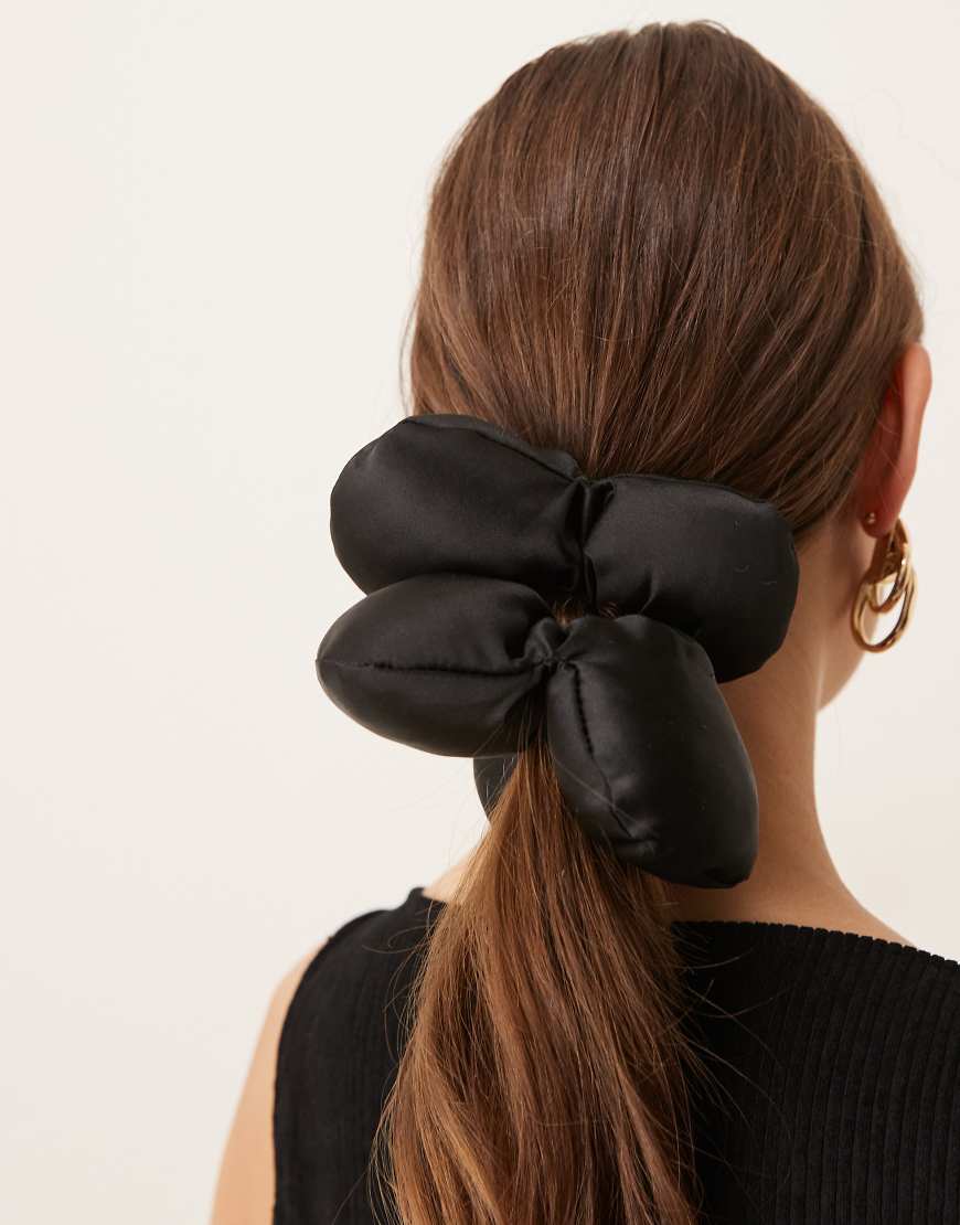 Sui Ava - Flower Pillow - Scrunchie-Haargummi in Schwarz Sui Ava - Flower Pillow - Scrunchie-Haargummi in Schwarz von Sui Ava