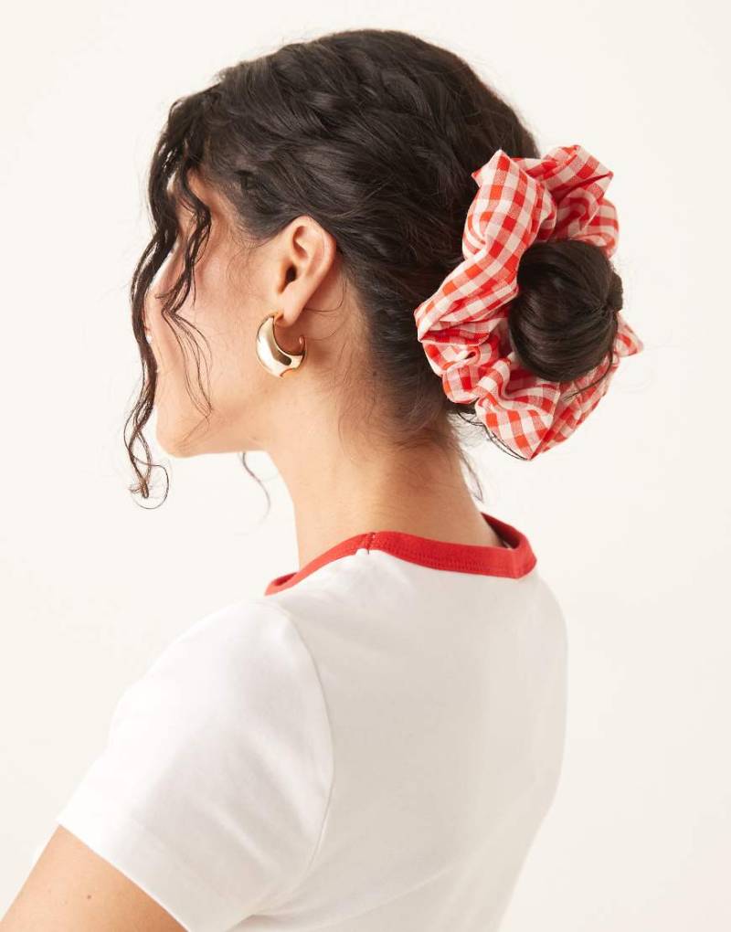 Sui Ava - Großes Scrunchie-Haargummi mit Vichy-Karomuster in Rot von Sui Ava