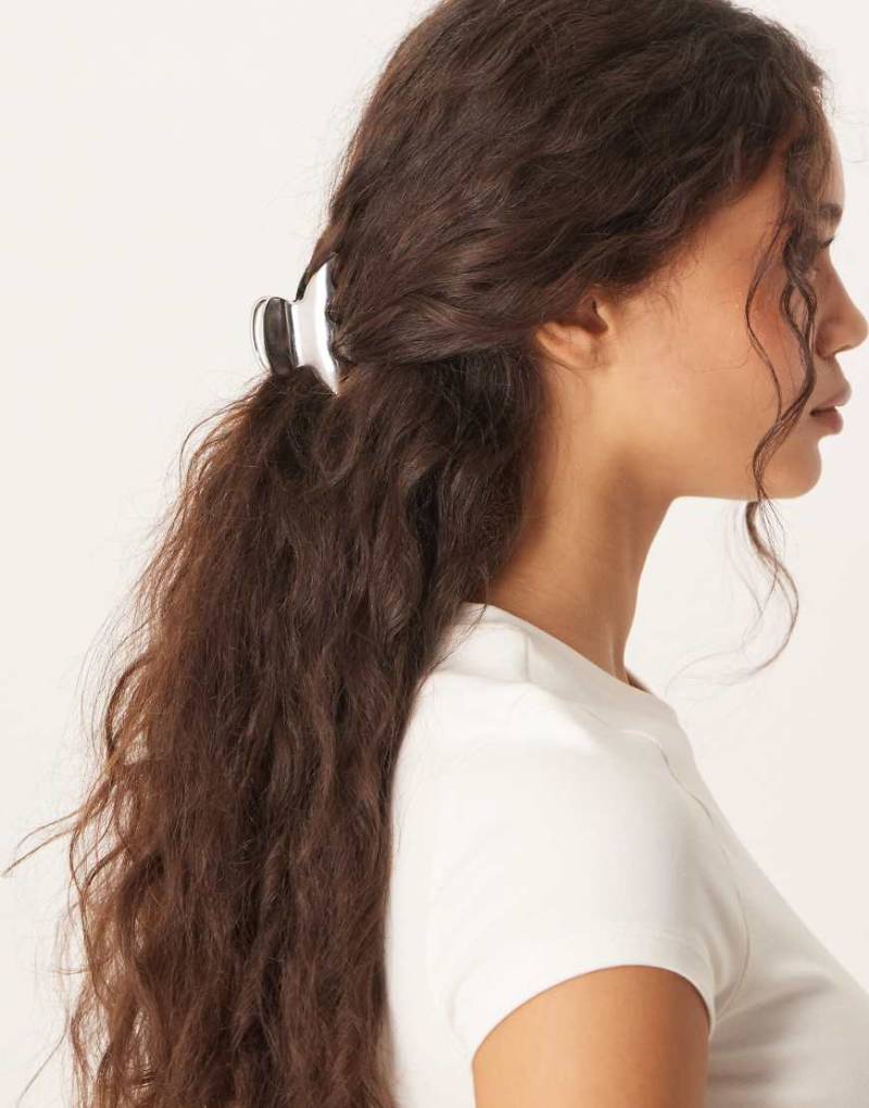 Sui Ava - Haarklammer in glänzendem Metallic-Silber von Sui Ava