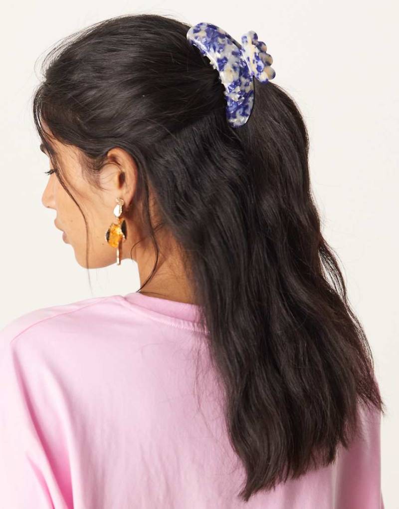 Sui Ava - Helle Valeria - Große, blau gemusterte Haarklammer von Sui Ava