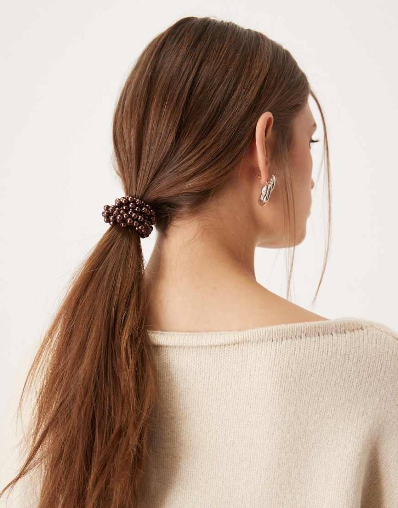 Sui Ava - Klassischer Scrunchie-Haargummi in Braun mit Perlenbesatz-Brown von Sui Ava