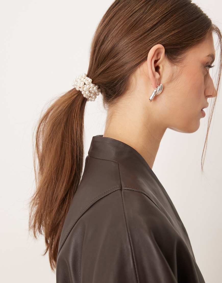 Sui Ava - Klassischer Scrunchie-Haargummi in Weiß mit Perlenbesatz von Sui Ava