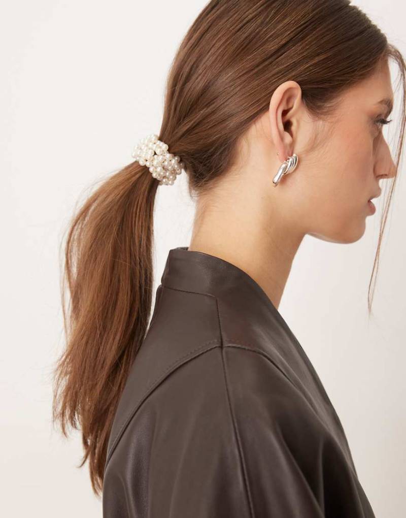 Sui Ava - Klassischer Scrunchie-Haargummi in Weiß mit Perlenbesatz von Sui Ava