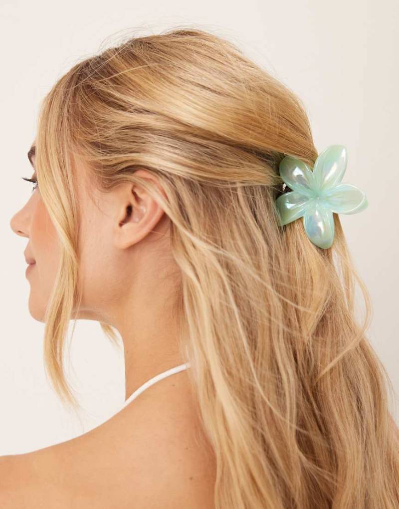 Sui Ava - Plumeria - Blumen-Haarklammer in Metallic-Grün von Sui Ava