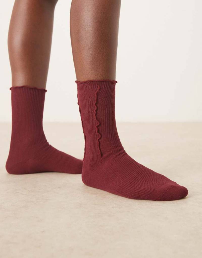 Sui Ava - Socken in Burgunderrot mit Rüschen von Sui Ava