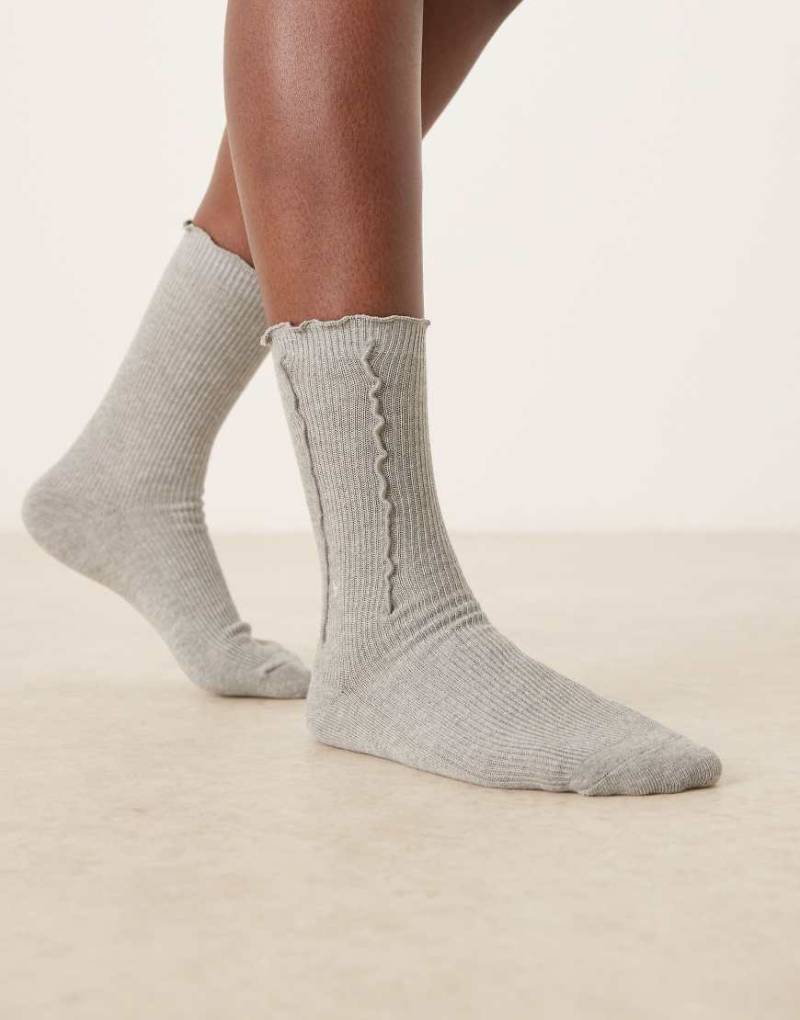Sui Ava - Socken in Grau mit Rüschendesign von Sui Ava