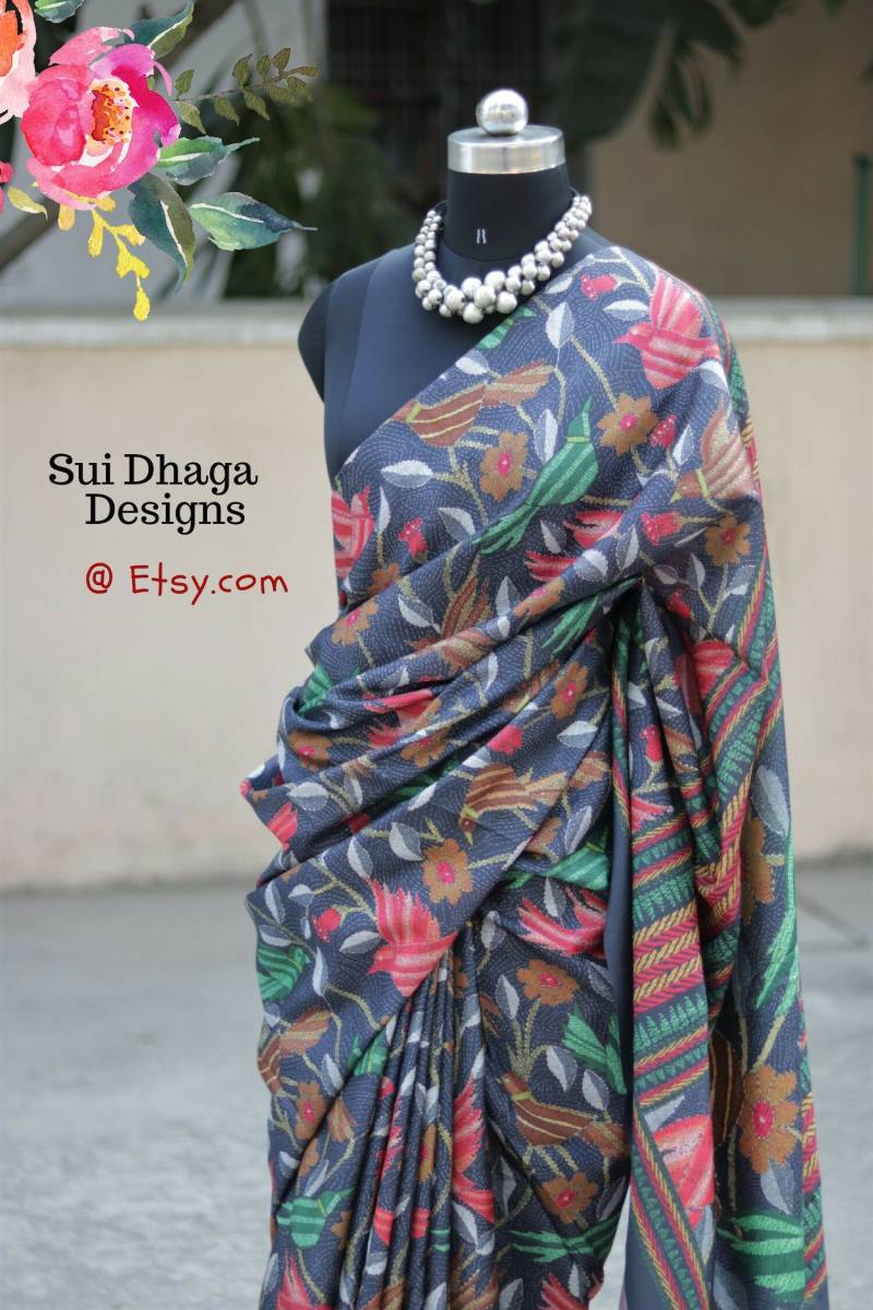 Designer Dunkelblaue Florale Baumwolle Seide Saree Mit Bluse Stück, Partymode, Arbeitskleidung, Lässige Bluse Naht Verfügbar von SuiDhaga