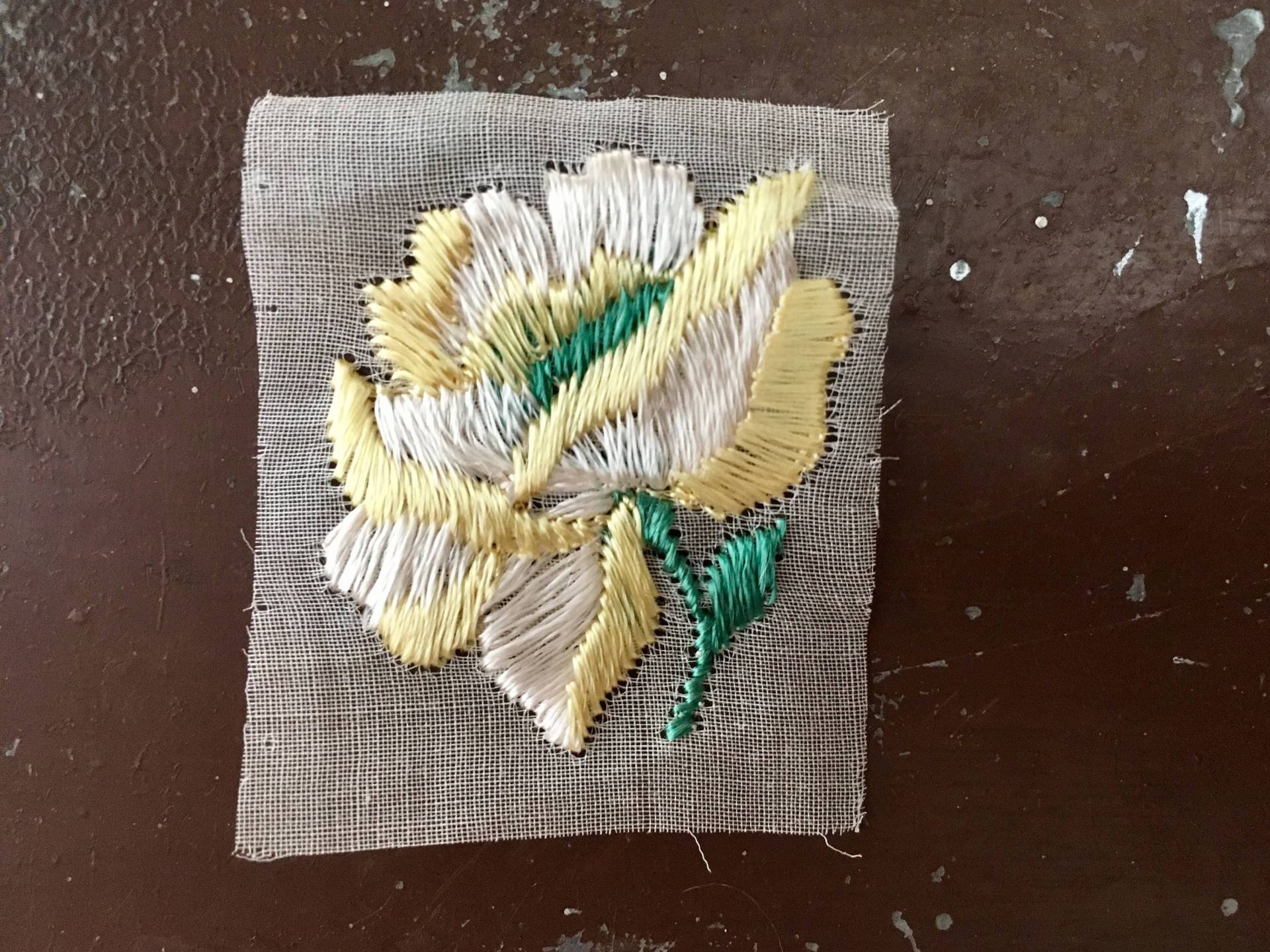 Antike Seidenapplikation Blume Gelbe Rose Bestickt/ Aufnähen/ Kleben von SuitcaseInBerlin