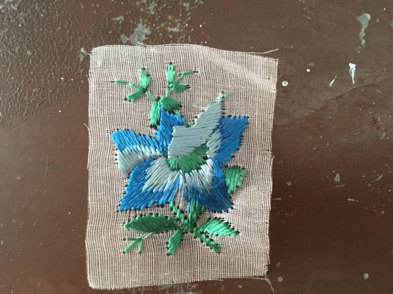 Seiden Applikation Blumen Bestickt Blaue Rose Auf Gaze, Original 1920Er 30Er Jahre Aufnähen Kleben Patch Seiden Applikation Blumen Bestickt Blaue Rose Auf Gaze, Original 1920Er 30Er Jahre Aufnähen Kleben Patch von SuitcaseInBerlin