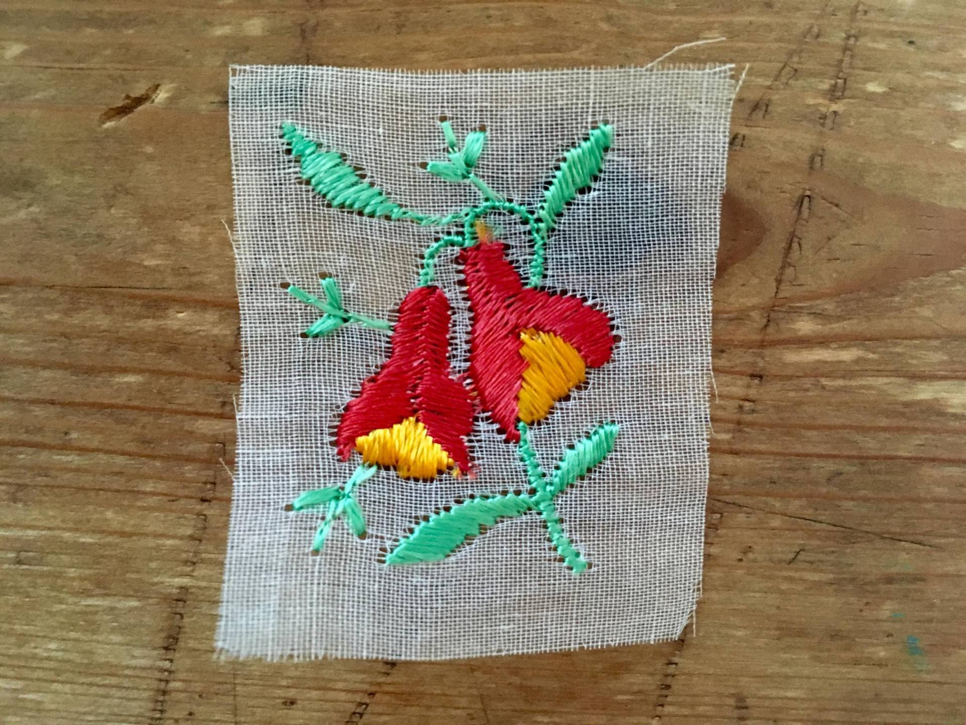 Vintage Seide Applikation Rote Blume Niedlich Antik Blumen Aufnäher Bestickt Original Unbenäht Auf Gaze Boho Art Deco Vintage Seide Applikation Rote Blume Niedlich Antik Blumen Aufnäher Bestickt Original Unbenäht Auf Gaze Boho Art Deco von SuitcaseInBerlin
