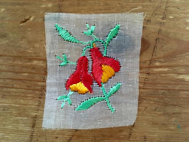 Vintage Seide Applikation Rote Blume Niedlich Antik Blumen Aufnäher Bestickt Original Unbenäht Auf Gaze Boho Art Deco Vintage Seide Applikation Rote Blume Niedlich Antik Blumen Aufnäher Bestickt Original Unbenäht Auf Gaze Boho Art Deco von SuitcaseInBerlin