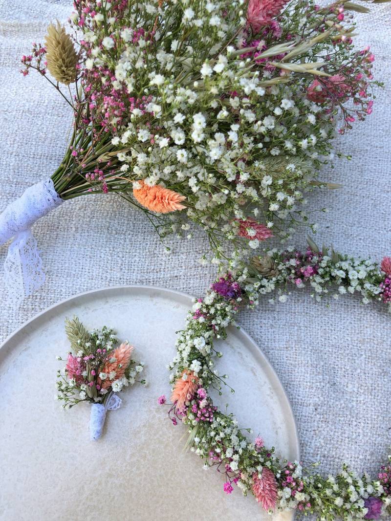 Summergarden Set Hochzeit Trockenblumenhaarkranz Anstecker Bräutigam & Brautstrauß von Suitcaselovers