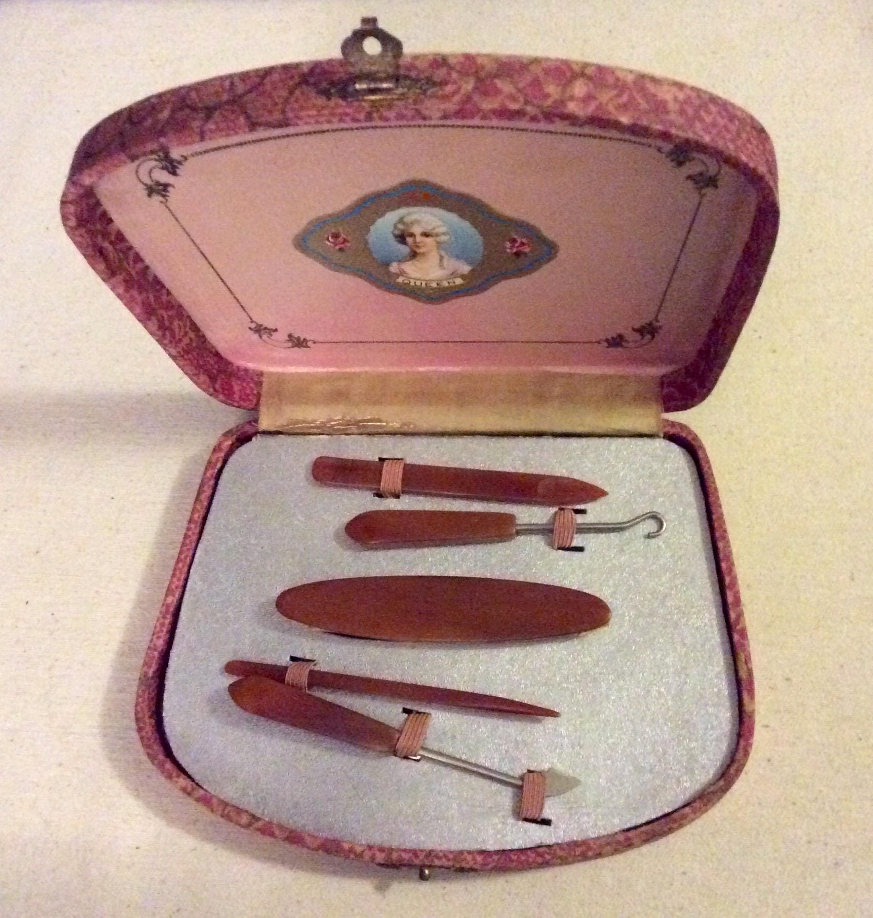 Celluloid Maniküre Set Mit Original Box - 1940S Queen Celluloid Maniküre Set Mit Original Box - 1940S Queen von SuiteJudysWardrobe
