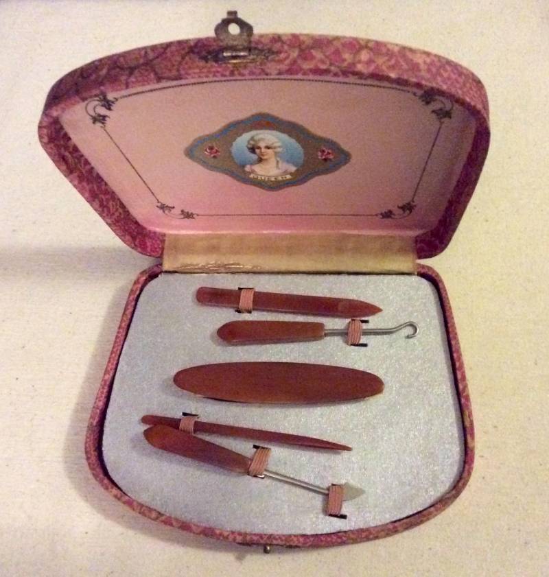 Celluloid Maniküre Set Mit Original Box - 1940S Queen Celluloid Maniküre Set Mit Original Box - 1940S Queen von SuiteJudysWardrobe
