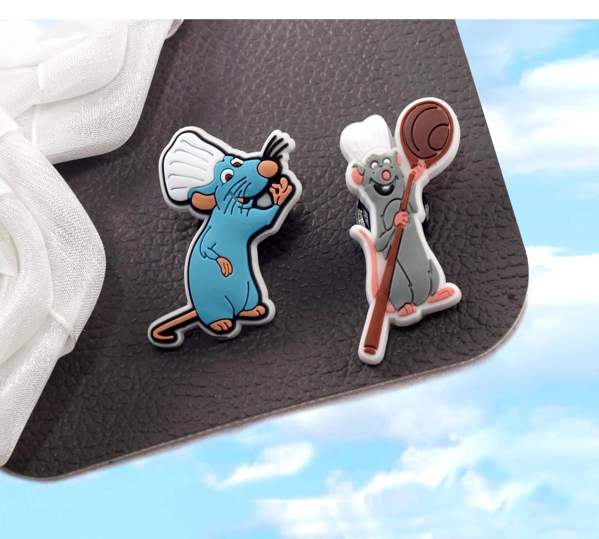 Lustige Filmfigur Rèmy Schuhe Anstecker Kleiner Koch Pin Charms Kinder Schuh Anhänger Lustige Filmfigur Rèmy Schuhe Anstecker Kleiner Koch Pin Charms Kinder Schuh Anhänger von Sukawati